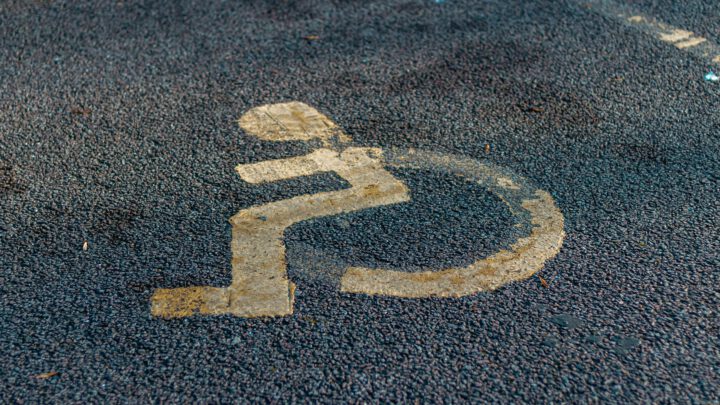 Markierung der Behindertenparkplätze in Schwalbacher Straße vor der Einmündung Friedrichstraße und Ausweisung von Behindertenparkplätzen – Antrag der Fraktion FWG/Pro Auto vom 12.03.2025